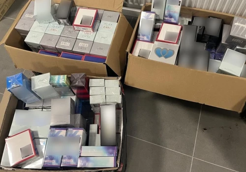 KAS przejęła podróbki warte ponad 400 tys. zł. W paczkach były perfumy i torebki znanych marek