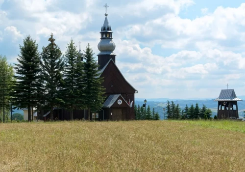 Piękna polska wieś pośrodku półwyspu. Można z niej ruszyć w góry