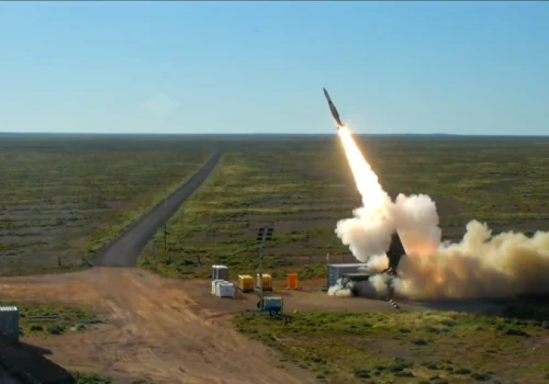 Test lądowej wyrzutni pocisków SM-2 w Australii