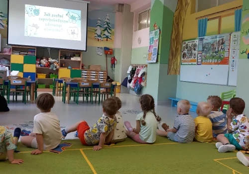 Próchnica u dzieci to wciąż ogromny problem. Pilotaż na Śląsku pokazuje, jak można temu zapobiegać