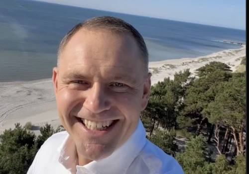 W PiS się żrą, a uśmiechnięty Nawrocki nadaje z plaży. Ujawnił nowy plan, TO wydarzy się w sierpniu