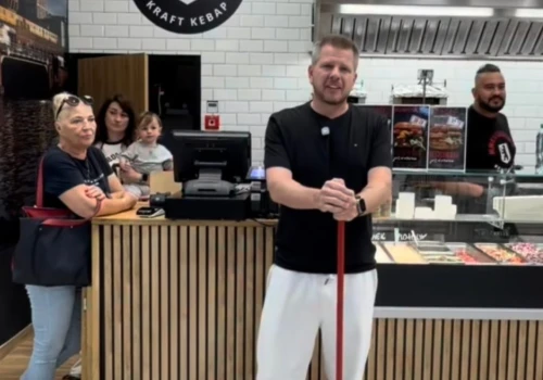 Chajzer z mopem i wiadrem odpowiada aktywistom po ataku na jego kebab