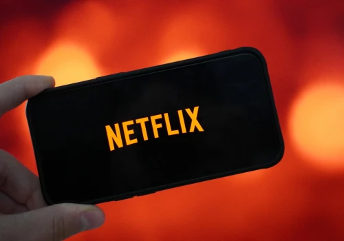 Netflix ma idealne filmy na poprawę humoru. Ta seria bawi od lat