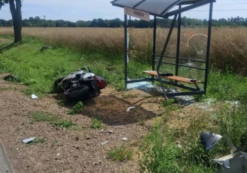 Poważny wypadek motocyklisty! Kierujący uderzył w przepust i przystanek autobusowy