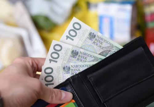 ZUS rozdaje po 300 zł. Nie ma kryterium dochodowego, ale potrzebny jest wniosek