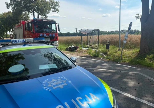 Motocyklista uderzył w przepust i przystanek autobusowy. Droga jest całkowicie zablokowana