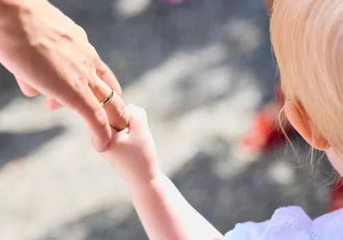 Czy dziecko w trakcie leczenia onkologicznego może wyjechać na wakacje? Instytut Matki i Dziecka rozwiewa wątpliwości