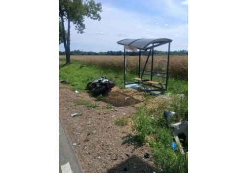 Parzeń: Poważny wypadek motocyklisty. Kierujący uderzył w przepust i przystanek autobusowy