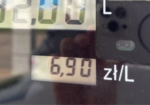 6,9 zł za benzynę nadal możliwe. Przy tych cenach paliw jedna sieć ratuje portfel