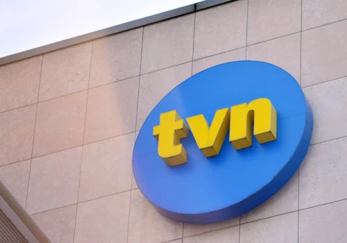 Przejęcie właściciela TVN znów wstrzymane. Każdy dzień zwłoki kosztuje miliony dolarów