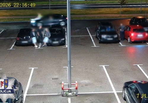 Driftował BMW, a 20-latka woziła ludzi na masce. Popisy młodzieży na miejskim parkingu