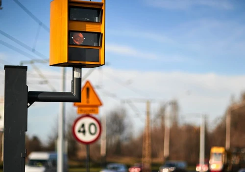 Fotoradar nie widzi tak daleko, jak myśli wielu kierowców. Oto jego rzeczywisty zasięg