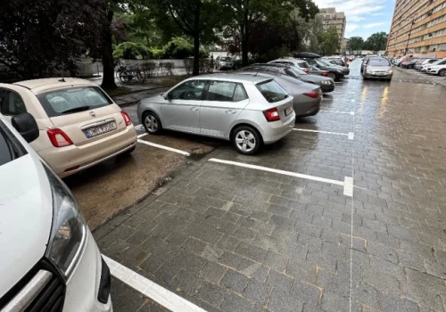 Na ulicy Drukarskiej parking trochę „odjechał” przy Mrówkowcu