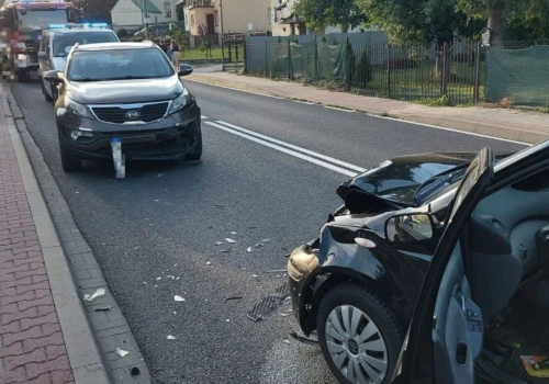 Kobieta ranna w wypadku. Jadąca do zdarzenia karetka zderzyła się z autem osobowym