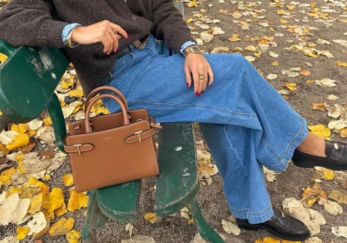 Lordsów za 39,99 zł trudno nie zauważyć. Clara Barson ma elegancki model, a w Sinsay podobne