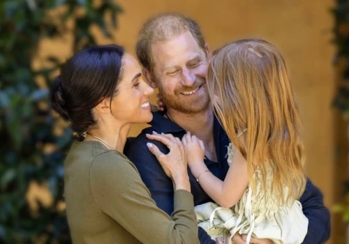 Księżniczka Lilibet robi salto w basenie! Meghan Markle pokazała wakacyjne zdjęcia rodziny