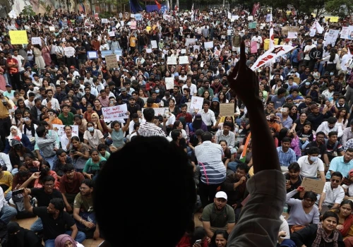 Wściekła młodzież na ulicach. Masowe protesty w Indiach zakończone sukcesem