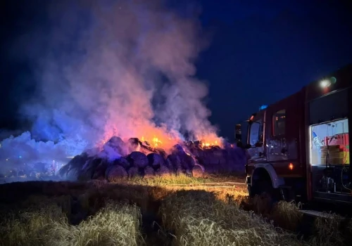 Gigantyczny pożar 250 bel słomy. Poszły z dymem mimo wielogodzinnej walki strażaków