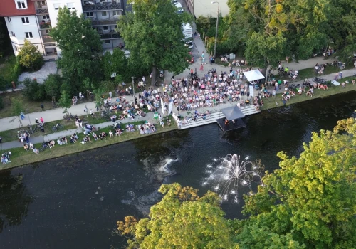 Skrzypce i gitarę da się pogodzić. Trwa sezon muzyczny nad Kanałem Bydgoskim