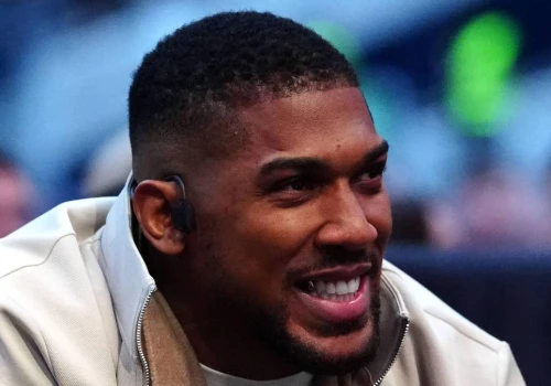 Joshua przetrwał trudne chwile w Rijadzie. Zwycięstwo przez nokaut w drugiej rundzie