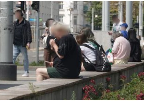 Palenie na przystankach w Szczecinie wciąż problemem. Zakaz jest, ale niewielu się tym przejmuje