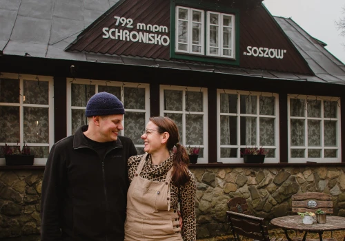 Ewa i Cyryl prowadzą schronisko w Beskidach. 