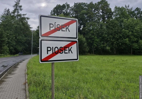 Wandale usunęli dwujęzyczne tablice w Piosku. Wisiały zaledwie kilka dni