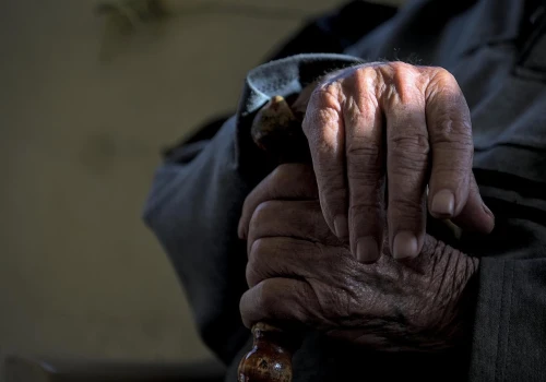 Przerażające! Czy gminy nie chcą pomagać osobom samotnym i wykluczonym? Luki w opiece nad seniorami