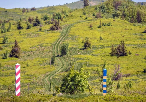 Najdalej wysunięta na południe wieś Polski. Ma tylko 40 mieszkańców i słynie z rzadkich koni