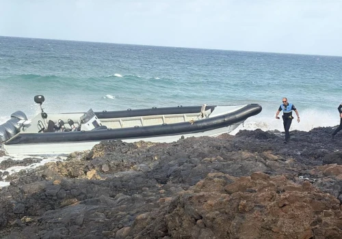Lanzarote: łódź osiadła na mieliźnie; cztery osoby zatrzymane w związku z podejrzeniem przemytu