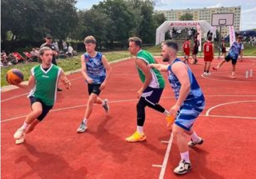 Toruń. Wakacje z basketem - olimpijski sport na osiedlowym boisku