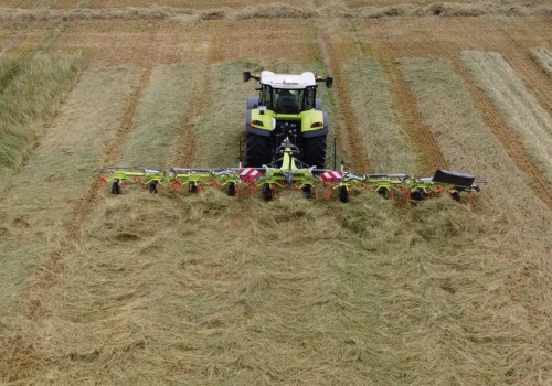 Claas pokazuje nowe przetrząsacze Volto. Ta zmiana ułatwi pracę podczas nocnych pokosów