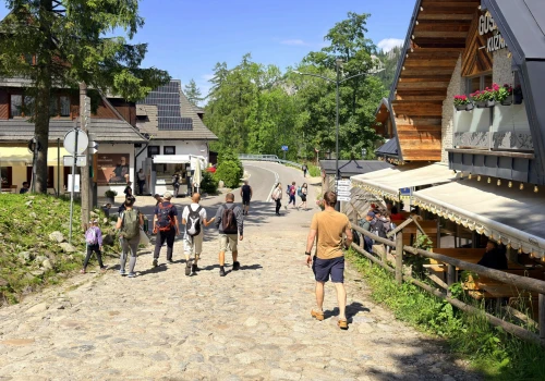 Turyści ruszyli w Tatry. Szlaki oblężone, TOPR apeluje o rozwagę