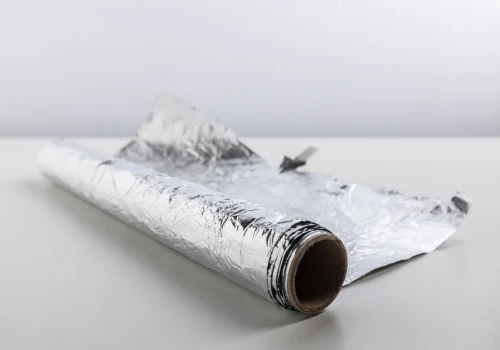 Zakrycie okien folią aluminiową to awaryjna metoda na ochronę przed upałem