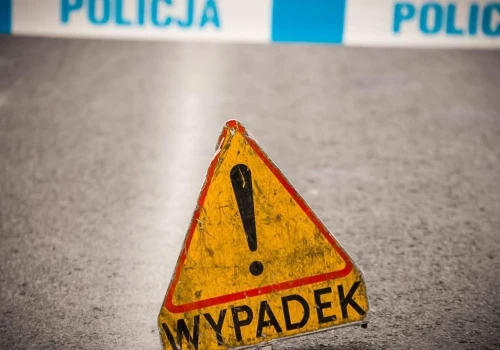 Tragiczny wypadek na Podkarpaciu. 25-letni kierowca BMW zginął po uderzeniu w betonowe ogrodzenie
