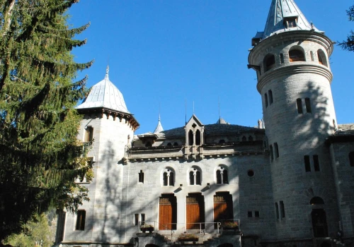 Królowa kazała zbudować go w sercu Alp. Dziś każdy może zajrzeć do jej niezwykłej rezydencji