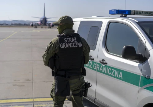 Kamizelki „SWAT” i żart o bombie. Kawalerski skończył się na lotnisku