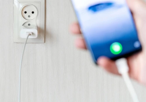 Co podłączać najpierw: kabel do telefonu czy do gniazdka?