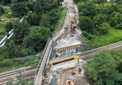 Jeden wiadukt zniknął, drugi nabiera kształtów. Tak wygląda dziś wielka inwestycja na Brochowie