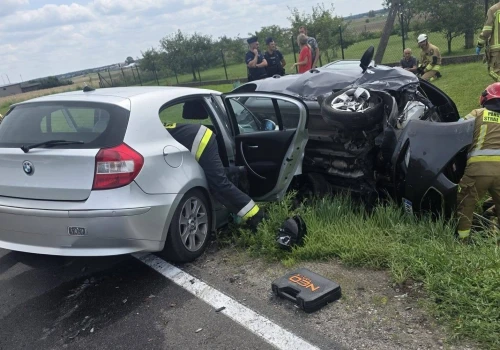 Groźny wypadek na lokalnej drodze. Dwa auta rozbite, jedno na boku w rowie