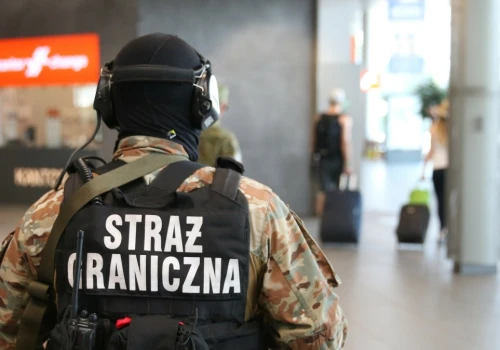 Żart o bombie na pokładzie samolotu. 34-latek usunięty z lotu do Tirany