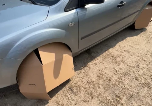 Karton zamiast gadżetów za setki złotych. Ten patent podbija parkingi