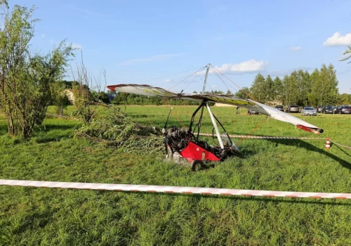 Groźny wypadek podczas rodzinnego pikniku. Paralotnia zahaczyła o auta, drzewa i spadła na ziemię. Dwie osoby ranne