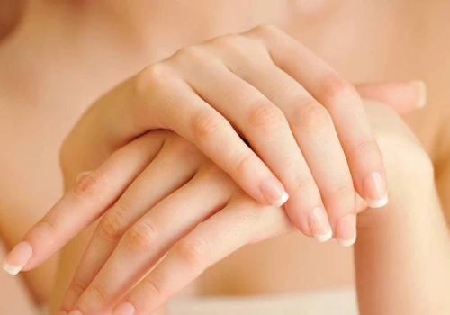 Ten manicure zdobywa salony. Naturalny efekt bez grubej warstwy
