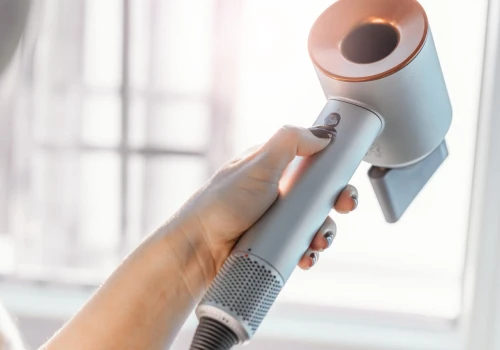 Letnia wyprzedaż Dyson. Ta suszarka wygląda jak luksusowy dodatek do łazienki. BaByliss też taniej