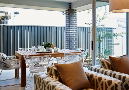 Koniec z kiczowatymi dodatkami. Trend coastal chic podbija wnętrza i robi to z klasą