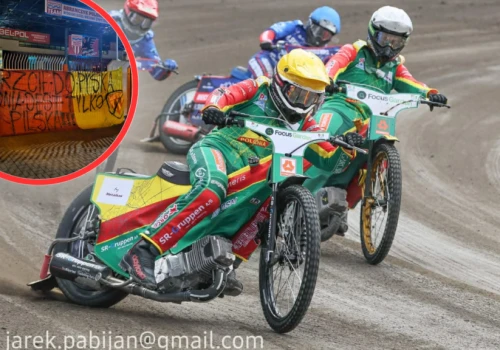 Żużel. Ostra prowokacja kibiców Polonii Piła! Wulgarny transparent przed stadionem rywala (ZDJĘCIE)