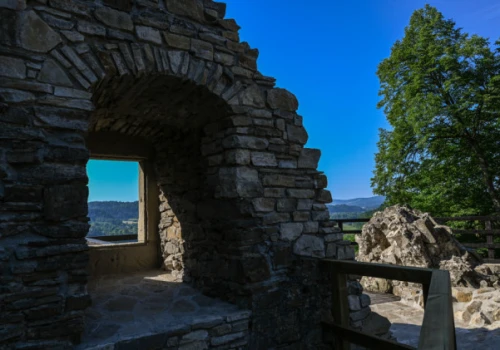 Średniowieczna warownia nad Sanem odzyskała blask. Wiemy, jakie sekrety odkryli tu archeolodzy