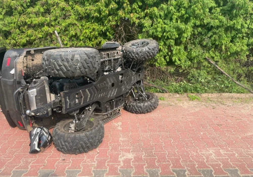 Groźny wypadek na Mazowszu. Quad uderzył w ogrodzenie
