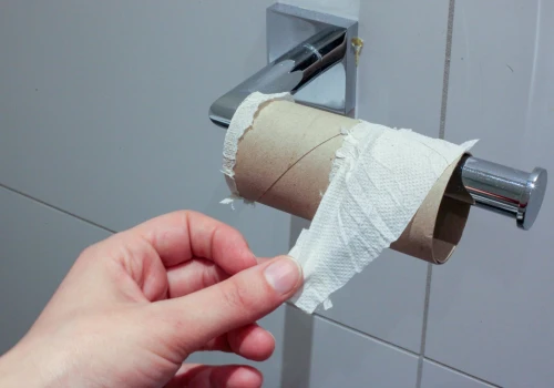 Trzymasz papier toaletowy w łazience? To wygodne, ale niebezpieczne rozwiązanie